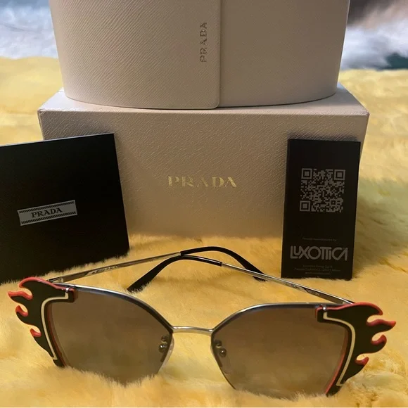 💯 Authentic Stylish Prada Sunglasses. Wore them about 3 times. - Picture 1 of 11
